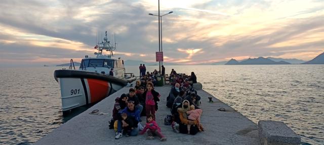 Ahşap teknede 79 göçmen kurtarıldı