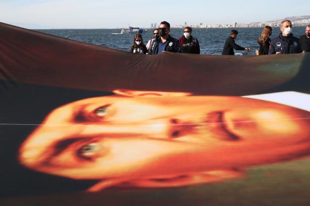 İzmir'de Büyük Önder'i anma etkinliğinde 350 metre uzunluğunda Atatürk posteri taşındı