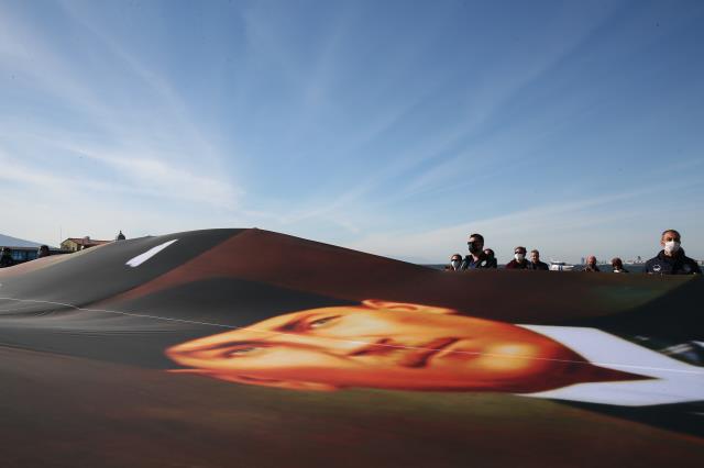 İzmir'de Büyük Önder'i anma etkinliğinde 350 metre uzunluğunda Atatürk posteri taşındı