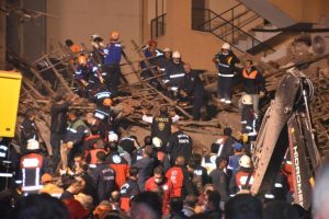 Malatya'da 2 katlı bina çöktü: 13 kişi kurtarıldı (12)