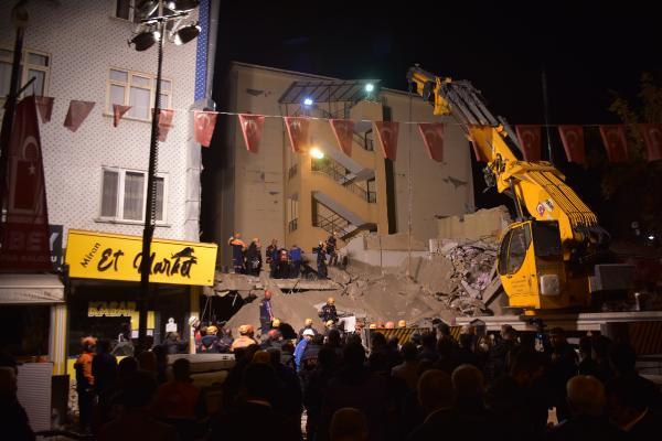 Malatya'da 2 katlı bina çöktü: 13 kişi kurtarıldı (12)