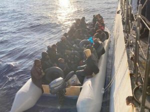 Motor arızası nedeniyle sürüklenen iki Zodyak bottaki 50 kaçak göçmen kurtarıldı
