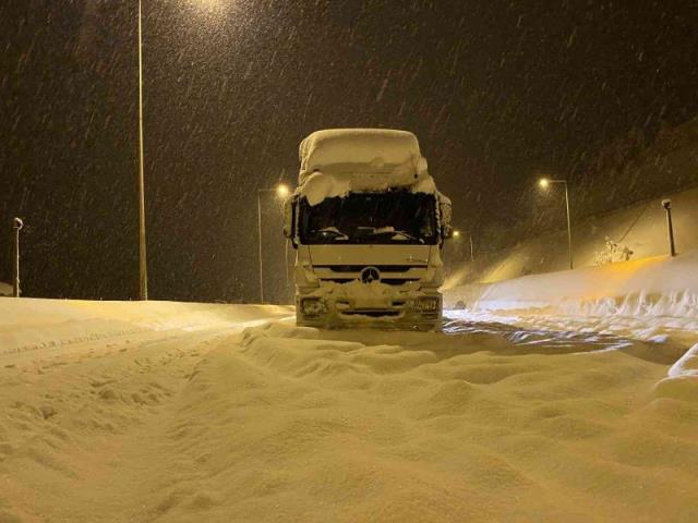17 kilometrelik araç kuyruğunun oluştuğu Bolu'da Vali Ahmet Ümit açıkladı: 1950 yılından beri görülen en yoğun kar yağışı