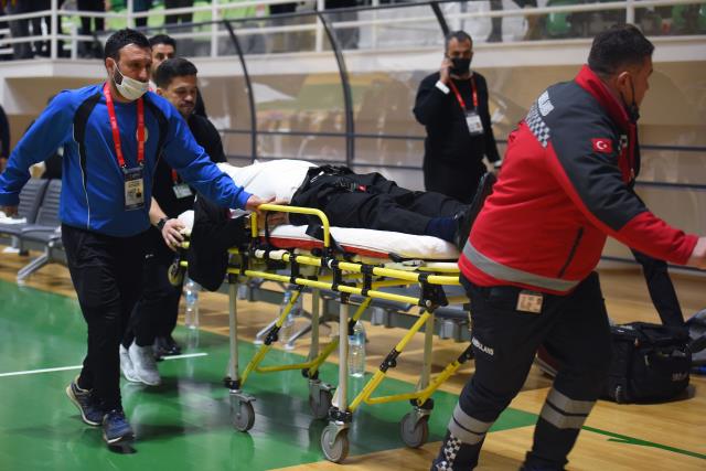 Basketbol camiasını sarsan olay! Başantrenör Cengiz Karadağ, maç sırasında kalp krizi geçirdi