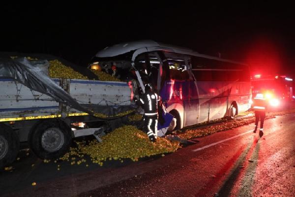 Denizli'de yolcu otobüsü, tıra arkadan çarptı: 1 kişi hayatını kaybetti, 21 yolcu yaralı