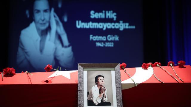 Fatma Girik'in cenaze törenine katılan Ekrem İmamoğlu, kendisini alkışlayanları durdurdu