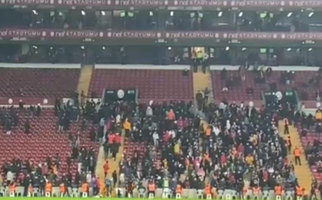 Galatasaray'ın stadı karıştı! Burak Elmas'ın locasını taraftarlar ablukaya aldı, polis sahaya girdi