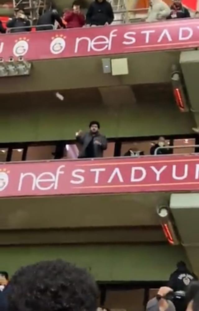 Galatasaray'ın stadı karıştı! Burak Elmas'ın locasını taraftarlar ablukaya aldı, polis sahaya girdi