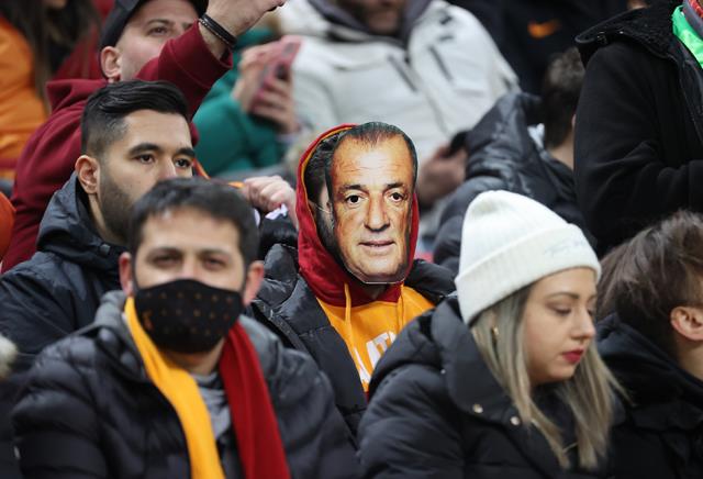 Galatasaray stadında maskeli taraftarlar! Burak Elmas'a Fatih Terim mesajı
