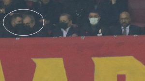 Galatasaraylılar heyecanlandı! Luis Campos, Burak Elmas'la birlikte tribünde