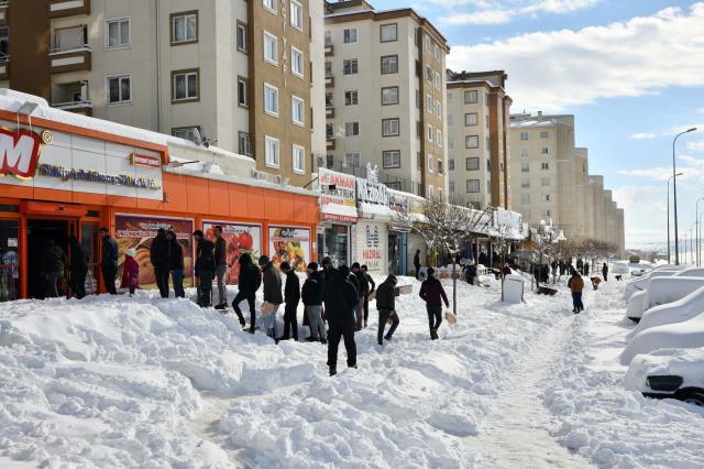 Gaziantep'te yoğun kar yağışı hayatı felç etti! TAG Otoyolu kapandı, mahsur kalan 2900 kişi kurtarıldı