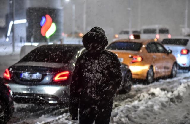 İBB Başkanı Ekrem İmamoğlu, AKOM'da açıklama yaptı: Kar kalınlığı 50 santimi aştı, zor bir akşam