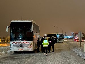 İki yolcu otobüsü ile tır çarpıştı, 8 kişi yaralandı
