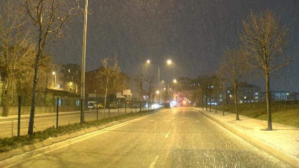 İstanbul'da beklenen kar yağışı başladı! Etkisini giderek artırıyor