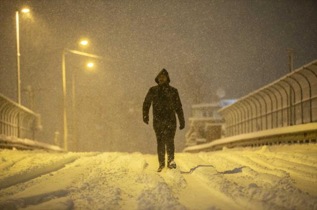 İstanbul'da kar kalınlığı 85 santimetreye ulaştı! İşte megakentten afet görüntüleri