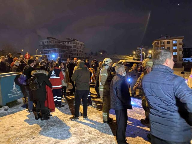İstanbul'da yolcu otobüsü buzlanan yolda yan yattı