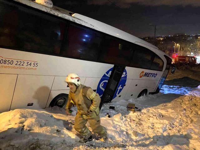 İstanbul'da yolcu otobüsü buzlanan yolda yan yattı