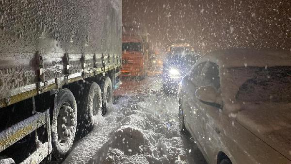 İstanbul'da zorlu gece! Arnavutköy'de yüzlerce araç mahsur kaldı, bekleyiş sürüyor