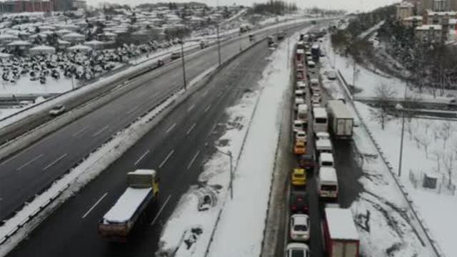 İstanbul Hadımköy'deki kar esareti sürüyor! Araçlarını bırakıp yürüyerek devam edenler, 40 saat bekleyenler var