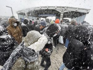 İstanbul'u kar fırtınası vurdu! Trafik kilitlendi, vatandaş perişan oldu
