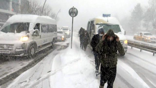 İstanbul'u kar fırtınası vurdu! Trafik kilitlendi, vatandaş perişan oldu