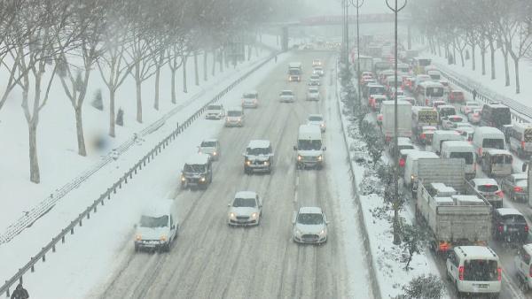 İstanbullu kar çilesi yaşıyor! Metrobüsler tıklım tıklım doldu, araçlar yolda kaldı