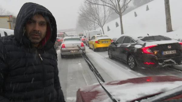 İstanbullu kar çilesi yaşıyor! Metrobüsler tıklım tıklım doldu, araçlar yolda kaldı