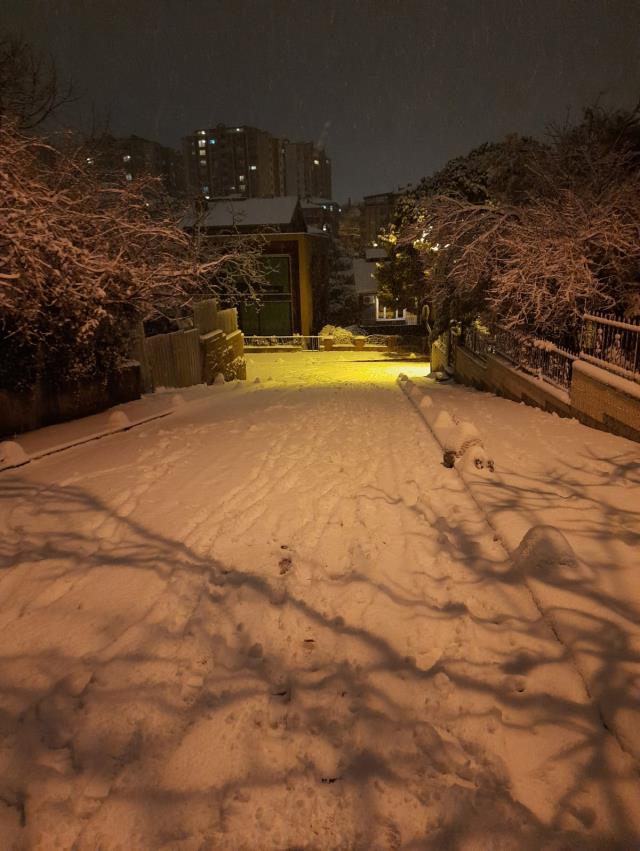 Kar İstanbul'da çok fena bastırdı, yollar kapandı! Yerdeki kalınlık her geçen dakika artıyor