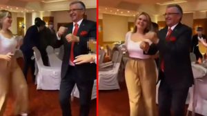 Kemer Belediye Başkanı, kente gelen Ukraynalı fenomenlerle dans edip doyasıya eğlendi