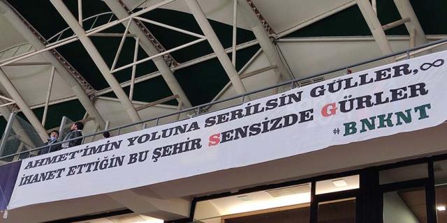 Konyaspor tribünlerinden görülmemiş pankart! Ahmet Çalık üstünden Serdar Gürler'e çok ağır mesaj