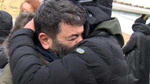Oyuncu Bülent Şakrak, annesini gözyaşları içinde son yolculuğuna uğurladı