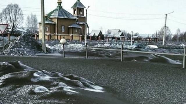 Rusya'nın bir köyünde siyah kar yağdı! Ortaya çıkan görüntüler herkesi şaşkına çevirdi