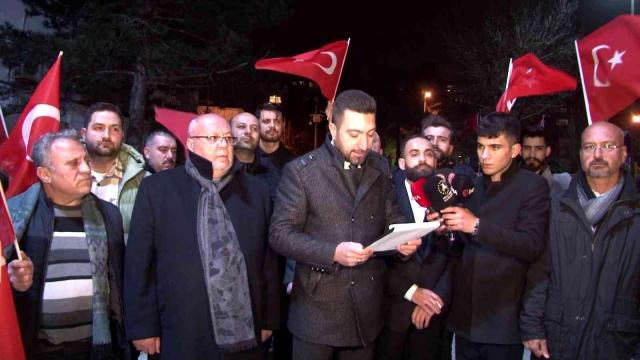 Şarkı sözlerinden dolayı tepki çeken Sezen Aksu, evinin önünde protesto edildi