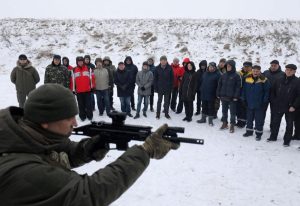 Savaşın ayak sesleri! Ukrayna ordusu olası bir Rus saldırısına karşı vatandaşlarına silah eğitimi vermeye başladı