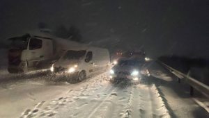 Son Dakika! Gaziantep Valisi Gül: Yoğun kar nedeniyle TAG Otoyolu'nda ulaşım sağlanamıyor, şu an için 2 bin kişi kurtarıldı