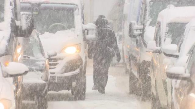 Son Dakika: İstanbul'da yoğun kar yağışı nedeniyle metro seferleri uzatıldı