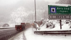 Son Dakika! Yoğun kar nedeniyle kapatılan D-100 kara yolu Bolu Dağı kesiminde ulaşım kontrollü sağlanmaya başlandı