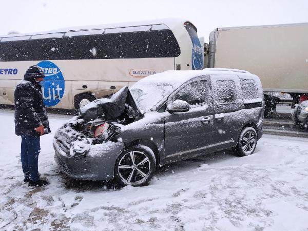 TEM Otoyolu'nda kar yağışı nedeniyle 24 araç birbirlerine girdi: 5 yaralı