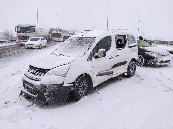 TEM Otoyolu'nda kar yağışı nedeniyle 24 araç birbirlerine girdi: 5 yaralı