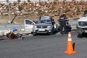 Tırın arkadan çarptığı otomobildeki anne ve kızı hayatını kaybetti, 6 kişi yaralandı