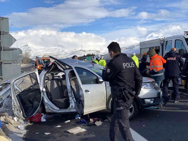 Tırın arkadan çarptığı otomobildeki anne ve kızı hayatını kaybetti, 6 kişi yaralandı