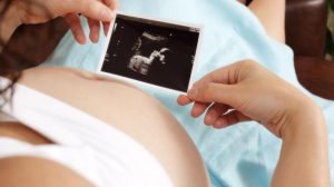 Ultrason fotoğraflarına bakan anne, bebeğinin ürkütücü yüzüyle karşılaştı