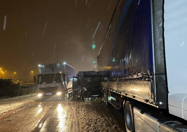 Bursa'da yolcu minibüsü tıra arkadan çarptı: 4 yaralı