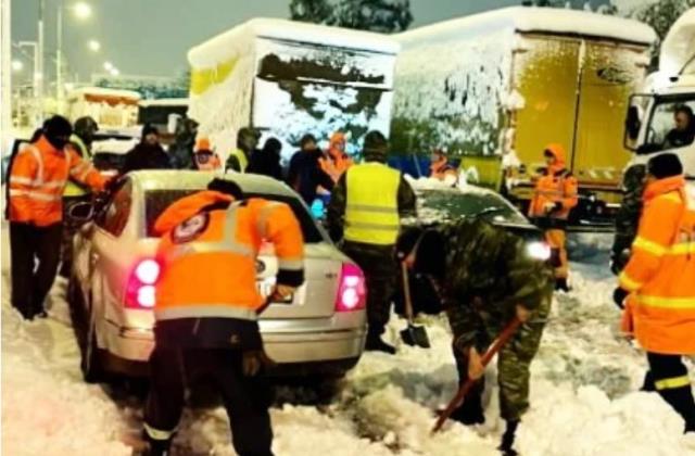 Yunanistan'da kar nedeniyle yolda mahsur kalan sürücülere 2'şer bin euro tazminat ödenecek